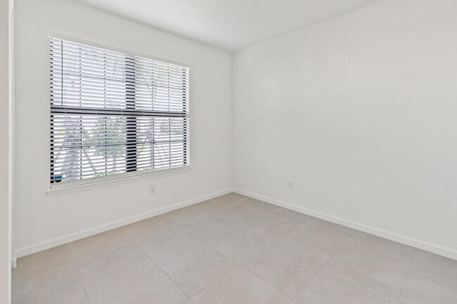 Building Photo - 758 SE Courances Dr