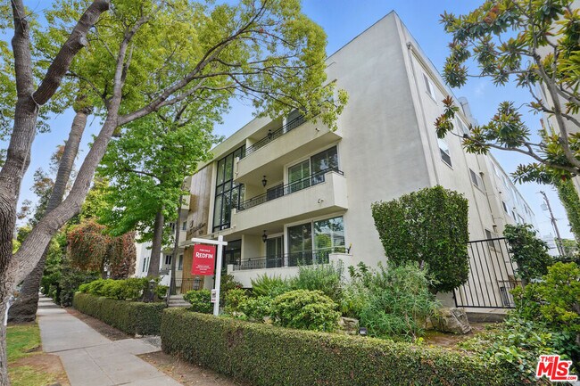 Building Photo - 930 3rd St