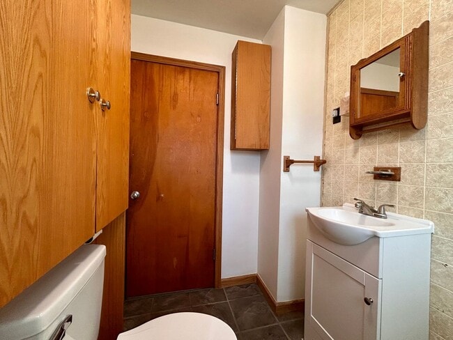 Building Photo - 3020 Leahy St