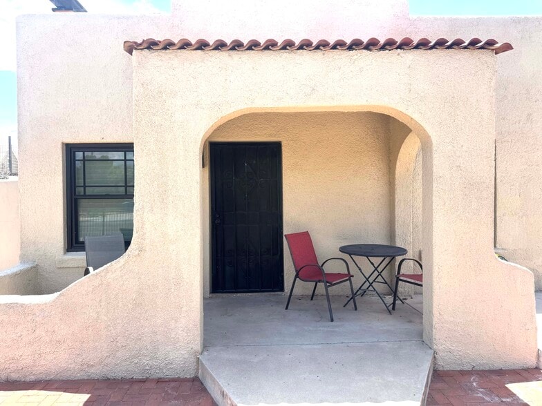 Front Porch (Furniture Included) - 2028 E 2nd St