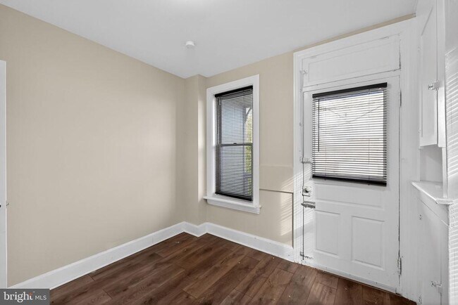 Building Photo - 652 Emerald St