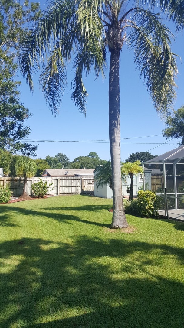Building Photo - 3 bedroom 2 bath home with screened in pool (coming soon)