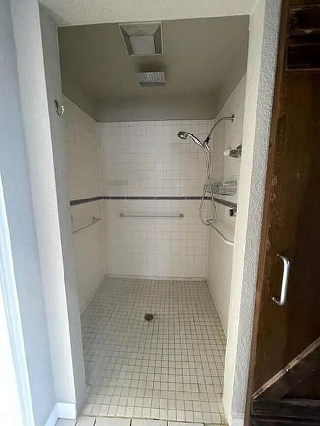 Building Photo - Beautiful country living!