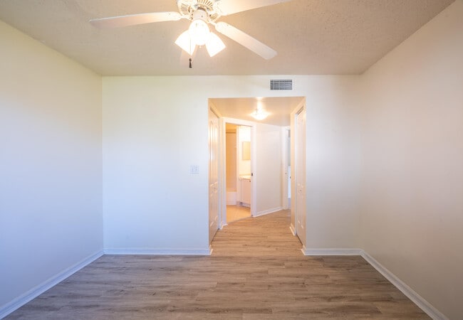 Building Photo - 1300 Crestwood Ct S
