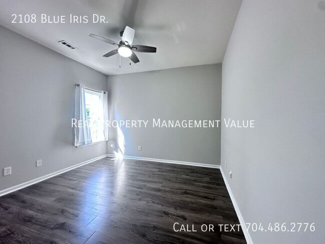 Building Photo - 2108 Blue Iris Dr