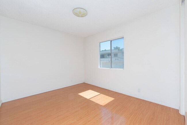 Building Photo - 911 W College St