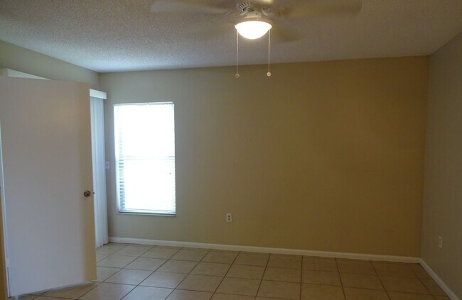 Building Photo - 1br/1ba Wimbledon Condo with Tile Floors a...