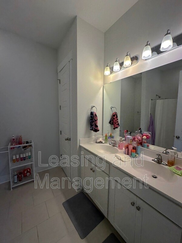 Building Photo - 125 Trumpet Vine Dr