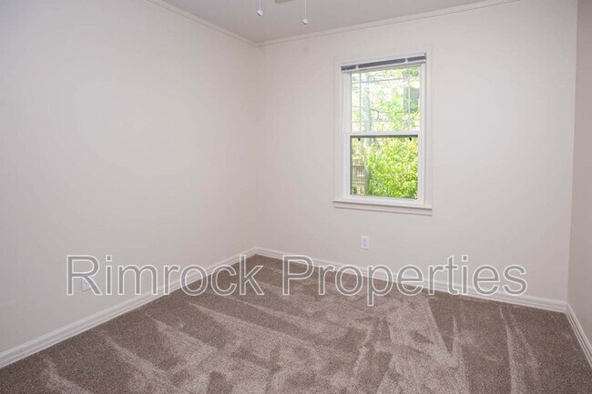 Building Photo - 2500 Durwood Rd