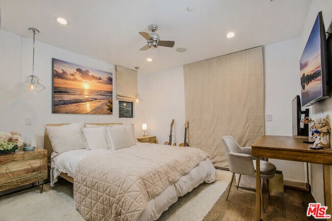 Building Photo - 2105 E Balboa Blvd