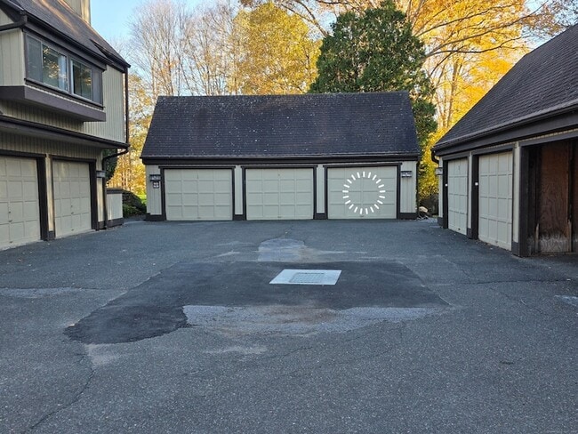 Building Photo - 563 Heritage Vlg