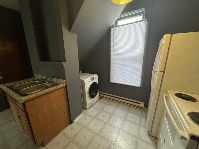 Building Photo - 405 N Queen Ave