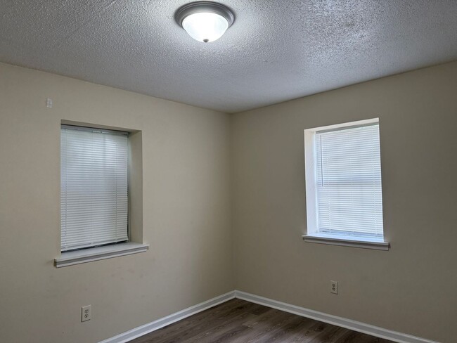 Building Photo - Two bedroom, 1.5 bath apartment home at Ha...