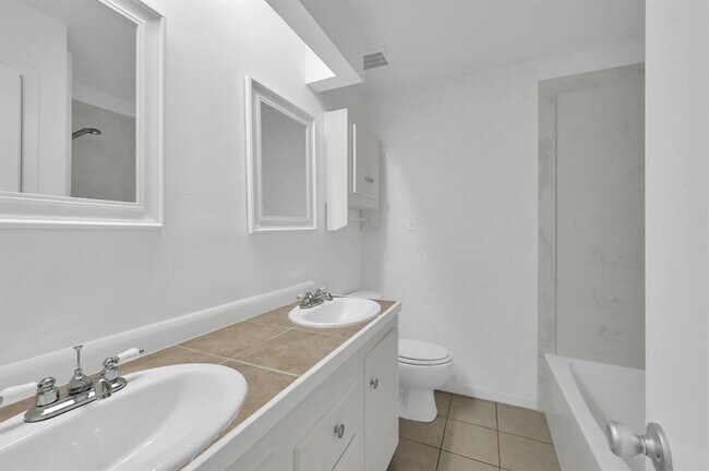 Building Photo - 3 W Woodtimber Ct