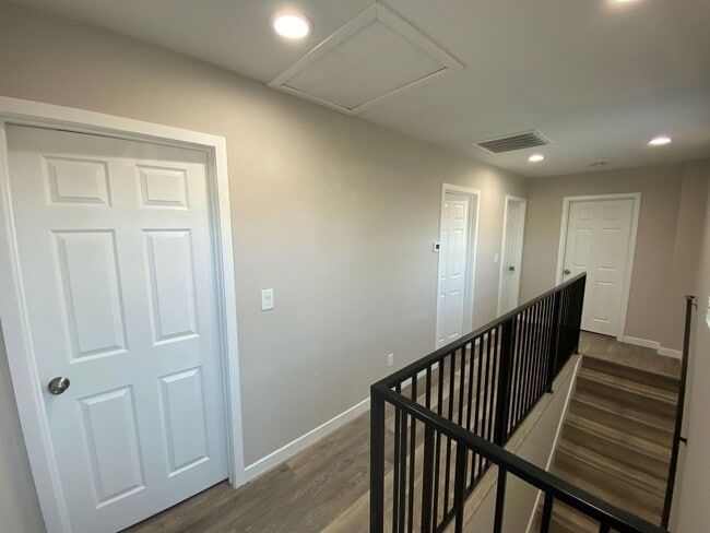 Building Photo - 4BD/2BA  with Large Upstairs Balcony!