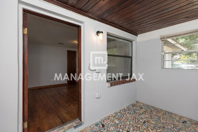 Building Photo - 1598 W 33rd St