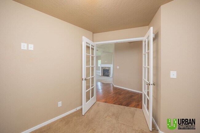 Building Photo - Single Story home with 2 bed and office fo...