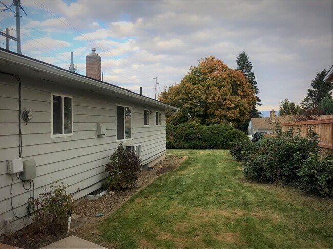 Building Photo - Oversized (@ whopping 2,600+ Sq. Ft.), Beautifully Charming 3-Bed, 2-Bath Home in Wenatchee!!