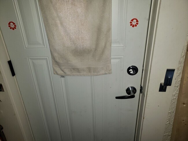 Building Photo - 3 BR 1 1/2 Bath 2 Story Available Now!