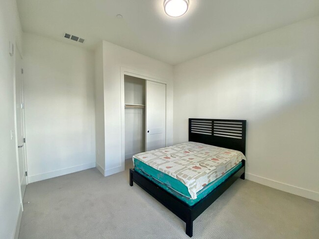 Building Photo - Room For Rent In Excellent Condo