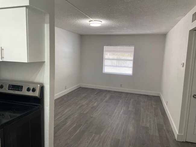 Building Photo - 1450 SW 8th Ct