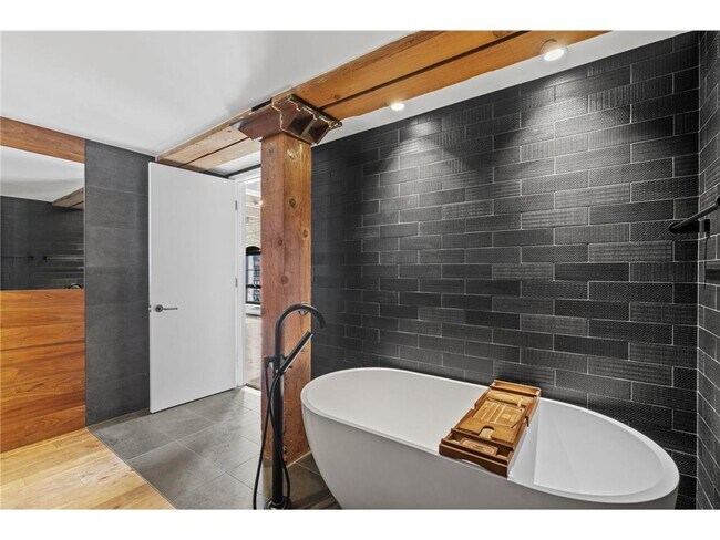 Building Photo - 404 N Washington Ave