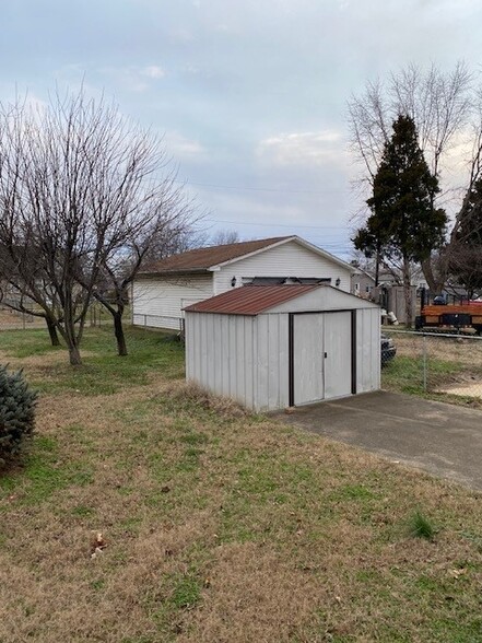 STORAGE BUILDING - 516 E 20th St