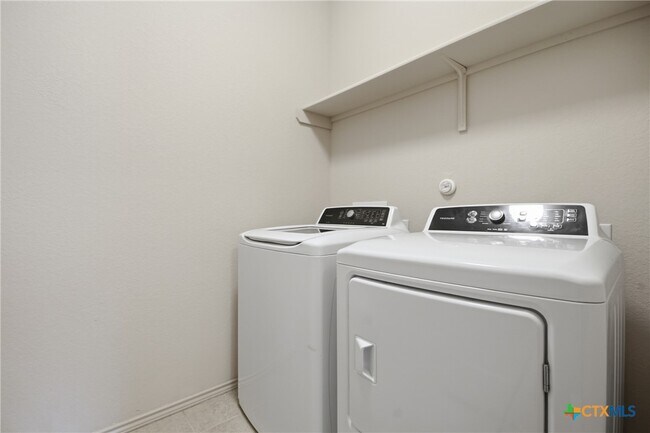 Building Photo - 131 Lake Gln