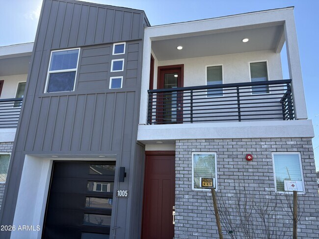 Building Photo - 1019 E Pasadena Ave