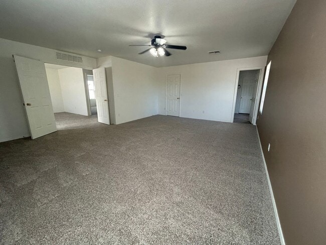 Building Photo - 4 Bedroom 2.5 Bath