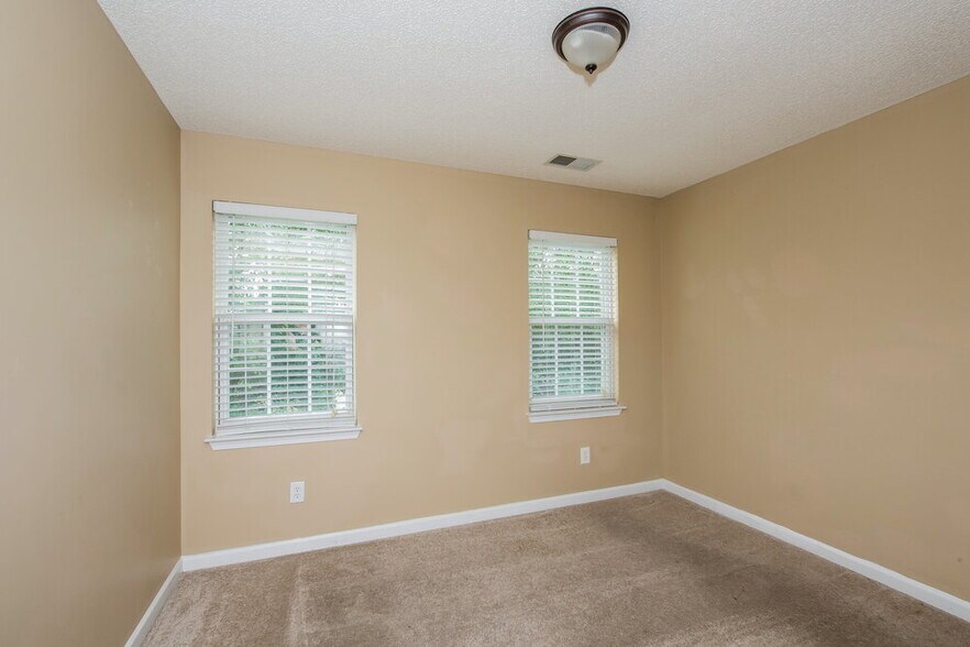 Building Photo - 12132 Old Willow Rd