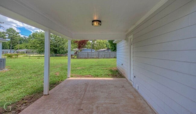 Building Photo - New New New