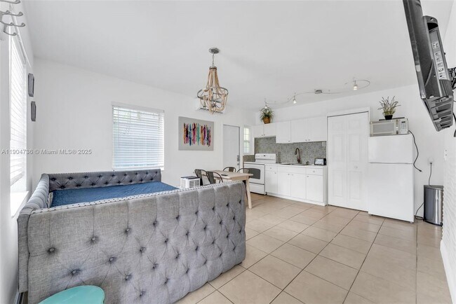 Building Photo - 1639 Hayes St