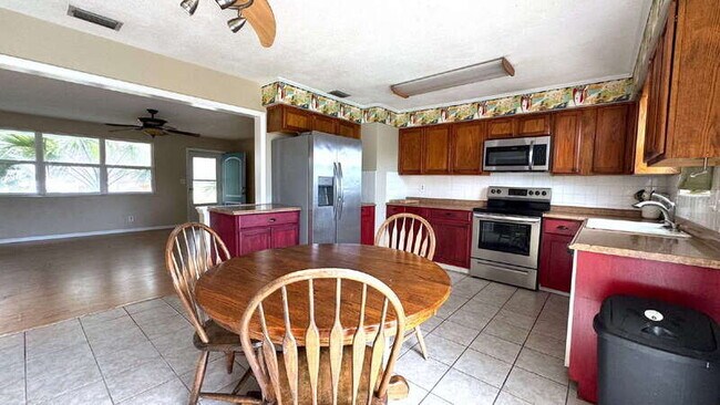 Building Photo - 484 Grandview Ave