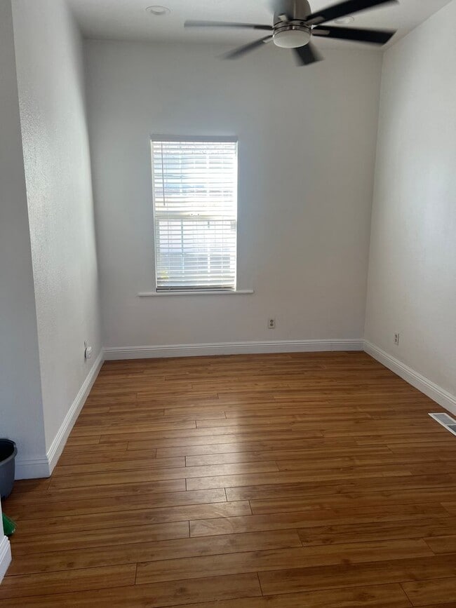 Building Photo - Beautiful 2 bedroom home with large detatched garage