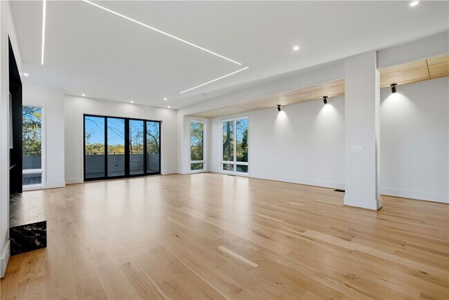 Building Photo - 1033 Reeder Cir NE