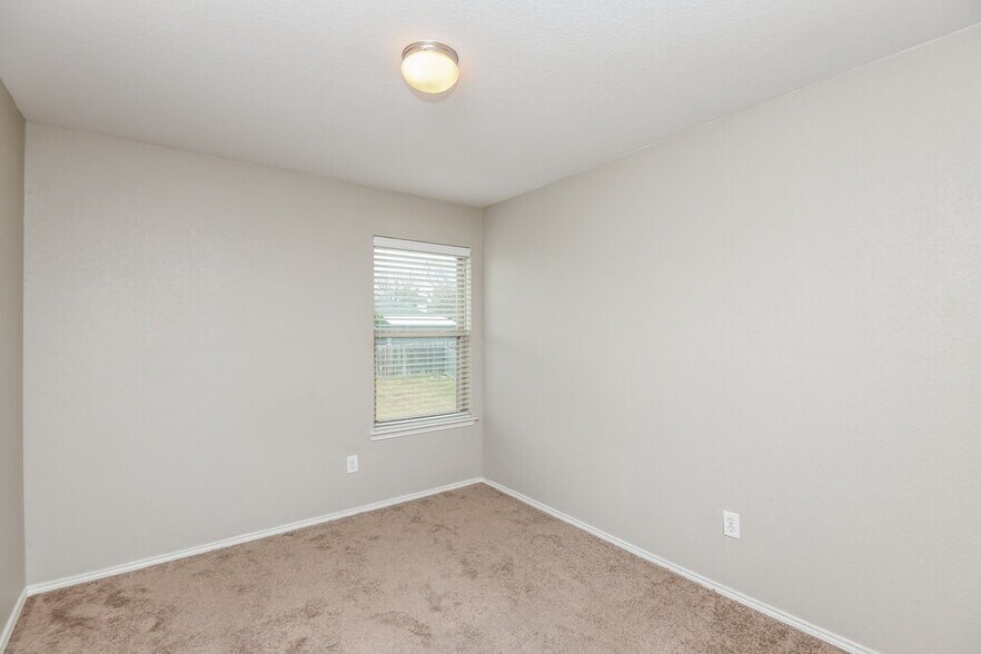 Building Photo - 815 Village Point Ln