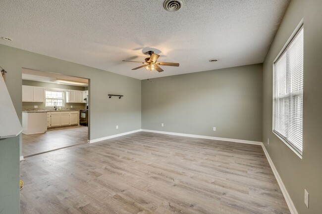 Building Photo - 2 br/ 1.5 bath condo Johnson City