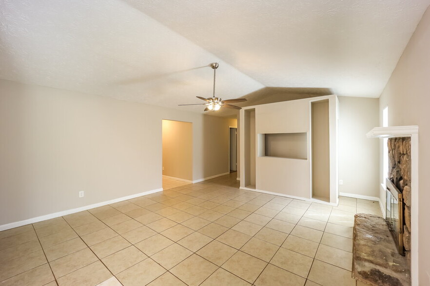 Building Photo - 266 Montego Cir