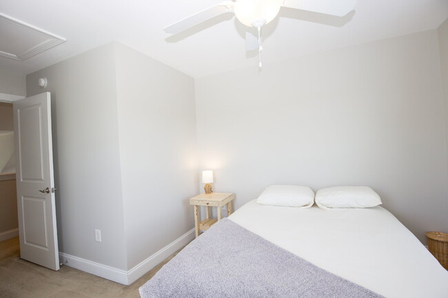 Building Photo - Charming End-Unit Townhome in Southern Pines