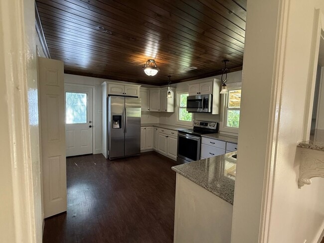 Building Photo - Charming East Ridge Home - 3 beds, 1 bath, and an updated kitchen!