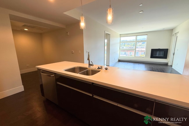 Building Photo - Spacious 2 Bedroom Condo in Prime Burlinga...