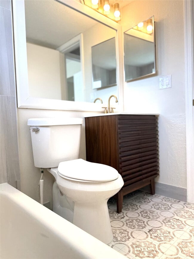 Building Photo - 2720 Forest Hills Blvd