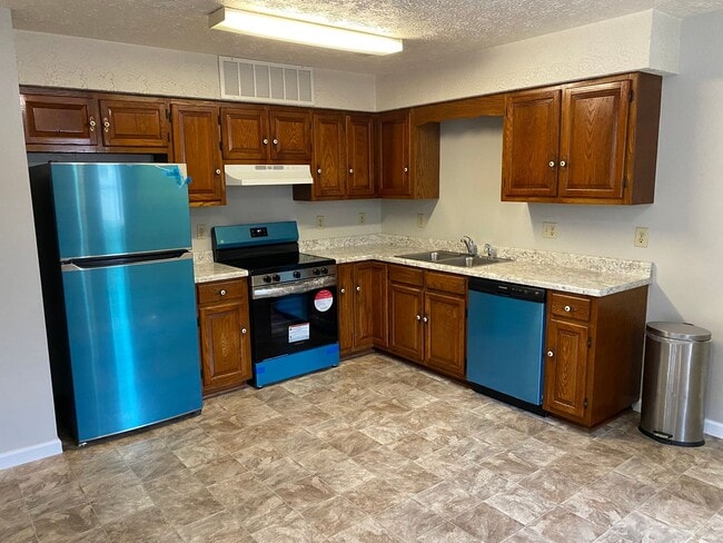 Building Photo - 131 Lake Dr