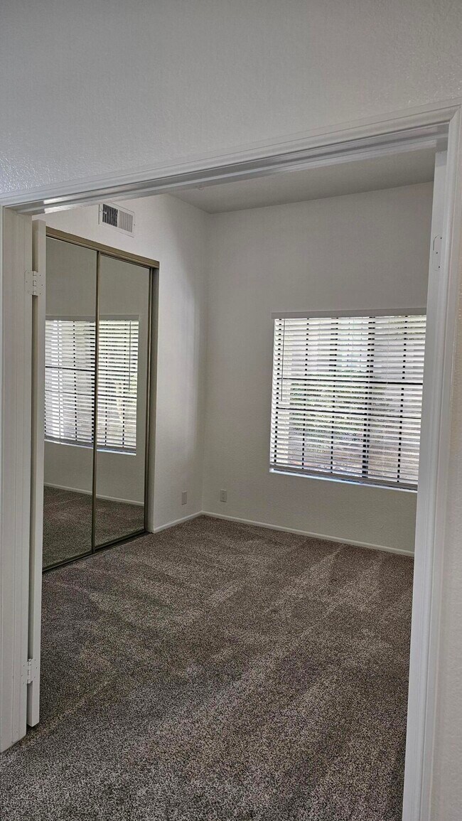 Building Photo - 2601 S Broadmoor Dr