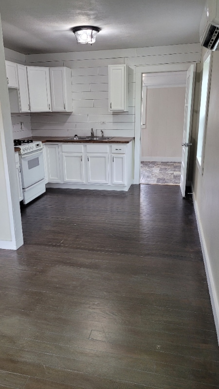 Building Photo - 208 W Chester St