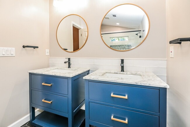 Building Photo - 923 River Rock Dr