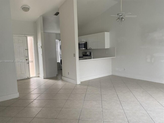 Building Photo - Southeast 8th Street, Hallandale Beach, FL 33009 - 2 BR 2 BA townhouse