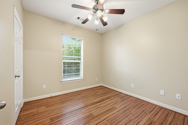 Building Photo - 25203 Oak Villa Dr