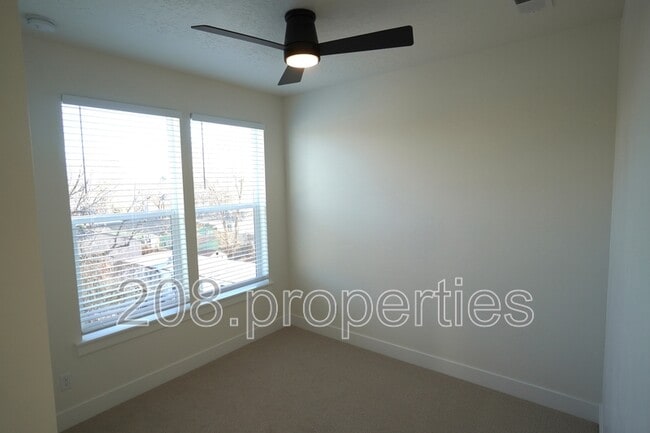 Building Photo - 525 E Violets Cv Ln